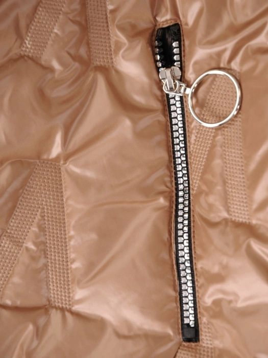 Klasyczna kurtka zimowa damska beżowa z futerkiem – podkreślający talię fason z odpinanym kołnierzem 38590