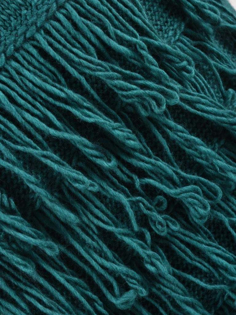 Elegancki sweter damski rozpinany w odcieniu butelkowej zieleni – luźny fason z frędzlami 40460