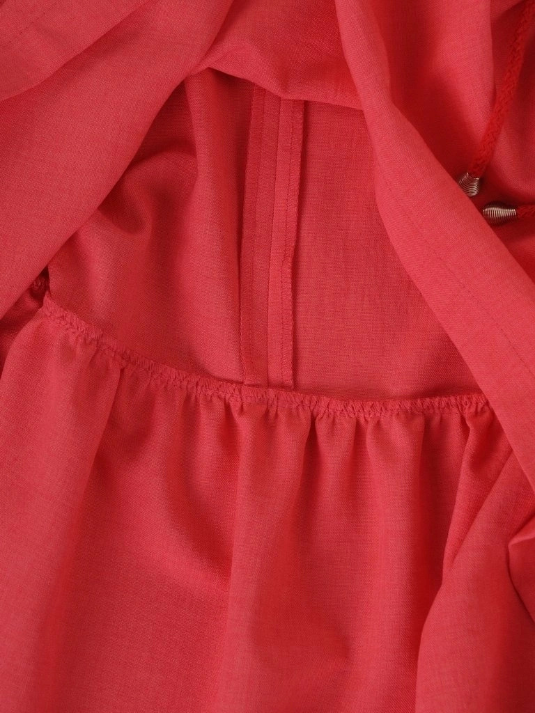 Koralowa sukienka koktajlowa midi o kroju syrenki – modelujące przeszycia i dekolt w serek 10594