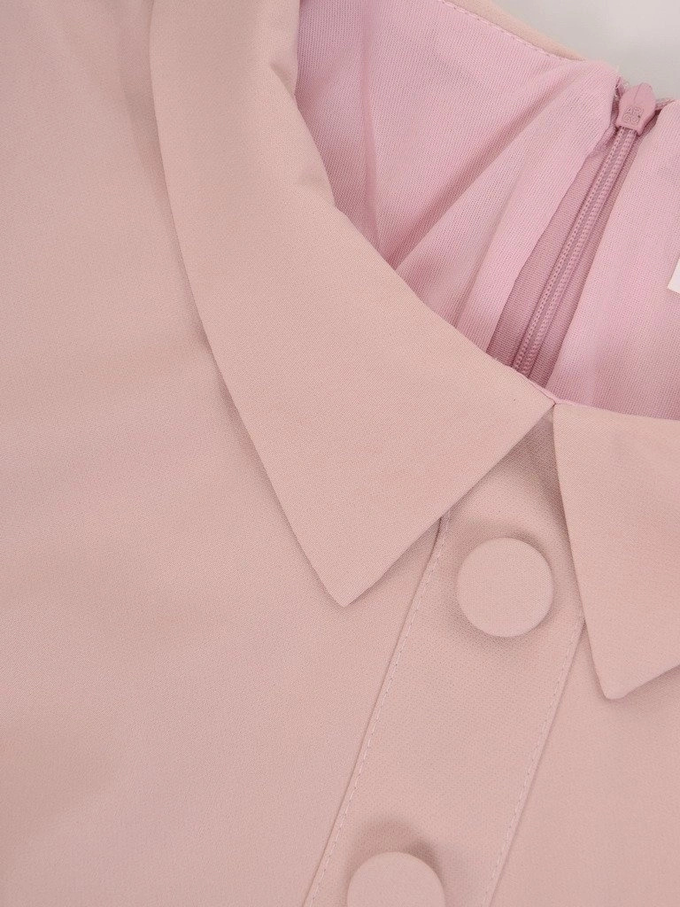 Elegancka sukienka rozkloszowana w pudrowym różu – stylowe kontrafałdy podkreślające talię 19624