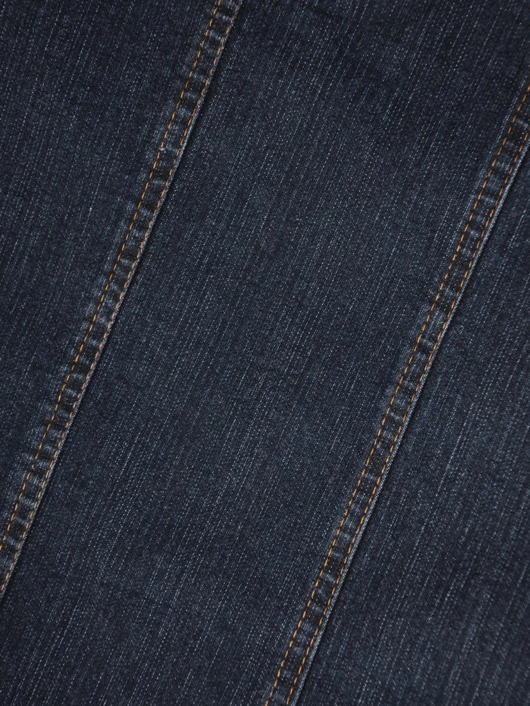 Ciemnogranatowa prosta spódnica jeansowa na jesień – wygodny model z kieszeniami modelujący sylwetkę 29132