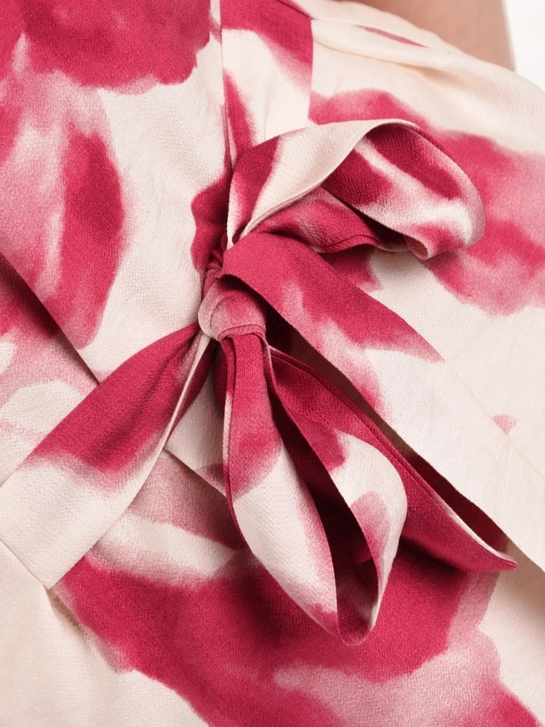 Elegancki kostium damski ze spodniami w kwiaty – dekolt łódka i wygodne proste nogawki 41764