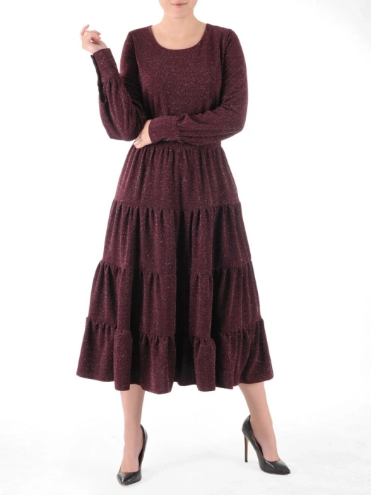 Fioletowo-srebrna sukienka maxi rozkloszowana na wesele – błyszczący detal i optycznie smukła sylwetka 38931