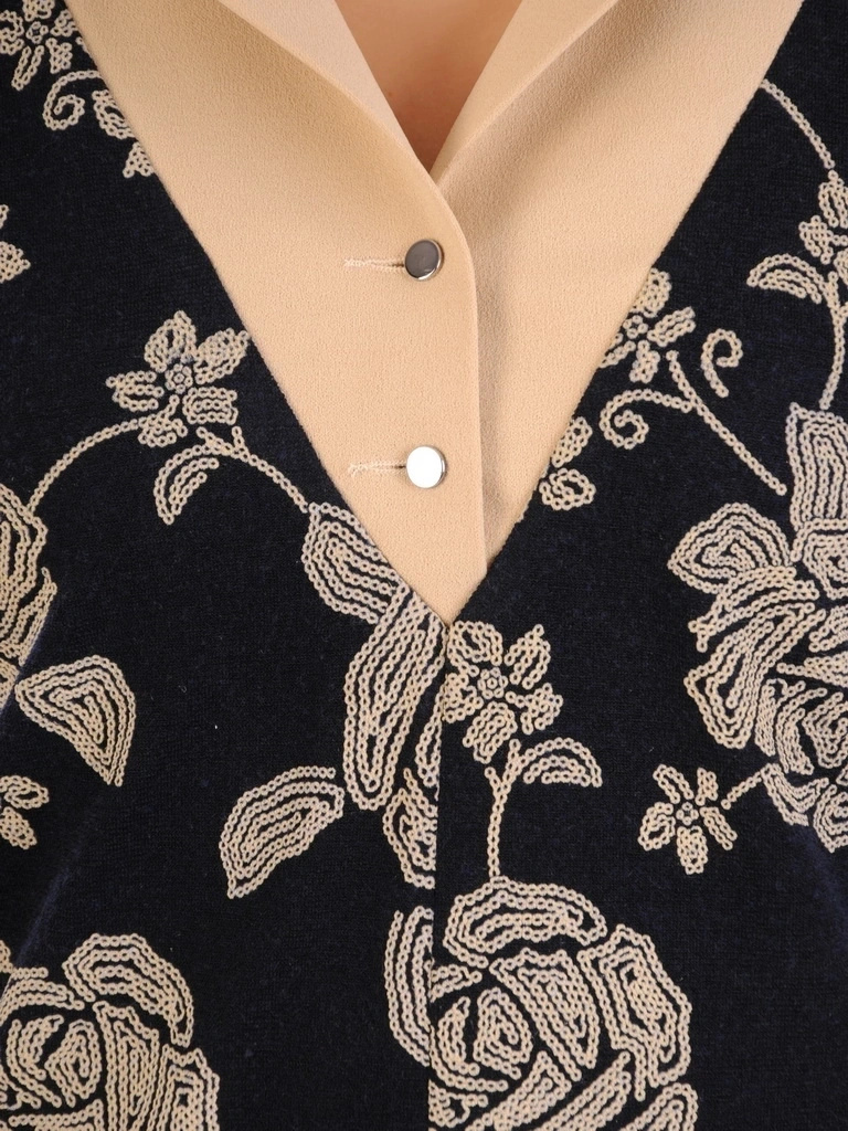 Granatowa sukienka trapezowa midi w kwiatowy wzór – elegancki kołnierzyk i tuszujący fason 32330