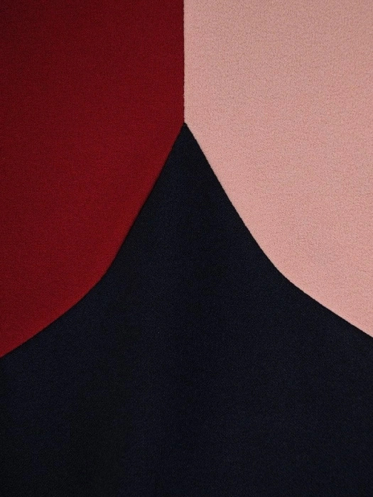 Elegancka granatowa sukienka o prostym kroju – wysmuklający fason z kontrastowymi wstawkami 19349