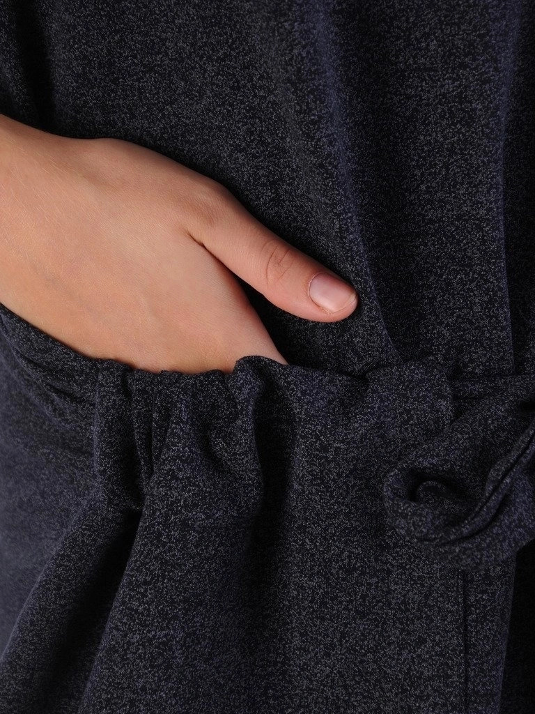 Granatowa sukienka klasyczna prosty fason z kieszeniami – elegancki model z wiązaniem akcentującym talię 17568