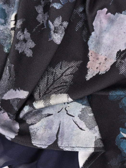 Elegancka sukienka maxi rozkloszowana w kwiaty – kobiecy fason z rękawem 3/4 tuszujący biodra 40389