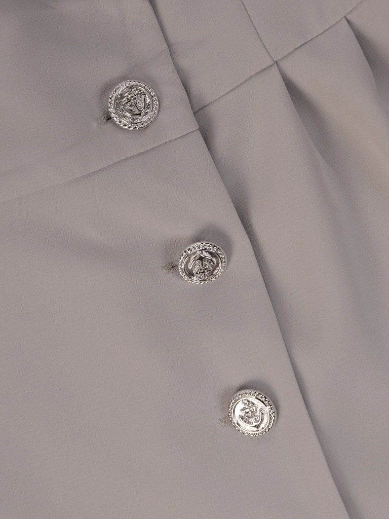 Szara sukienka biurowa z kołnierzem i ozdobnymi guzikami – kopertowy krój optycznie wyszczuplający 26179