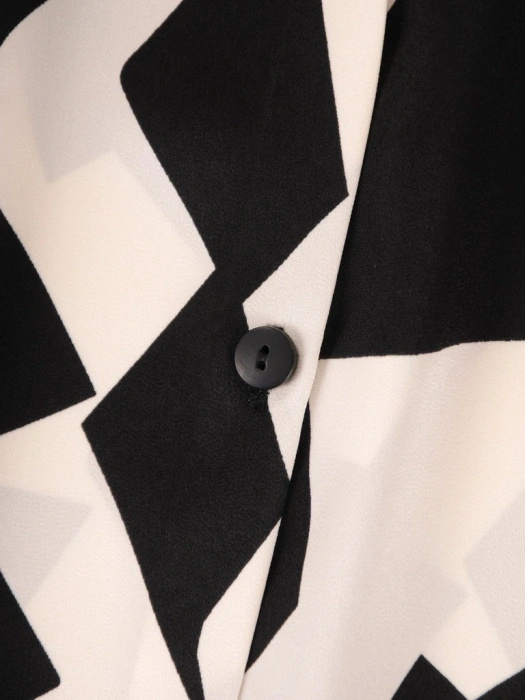 Czarno-kremowa koszula plus size z geometrycznym printem – luźny fason wysmuklający sylwetkę, idealna do biura 38281