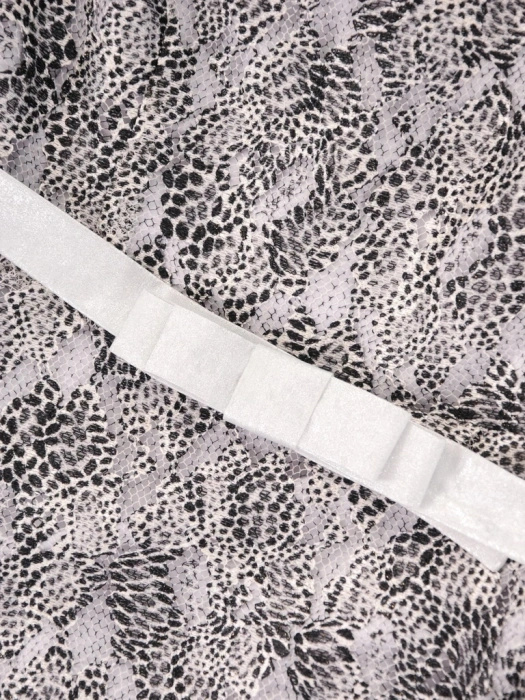 Elegancka sukienka rozkloszowana midi z rękawem 3/4 – stylowy czarno-biały wzór z paskiem w talii 37665