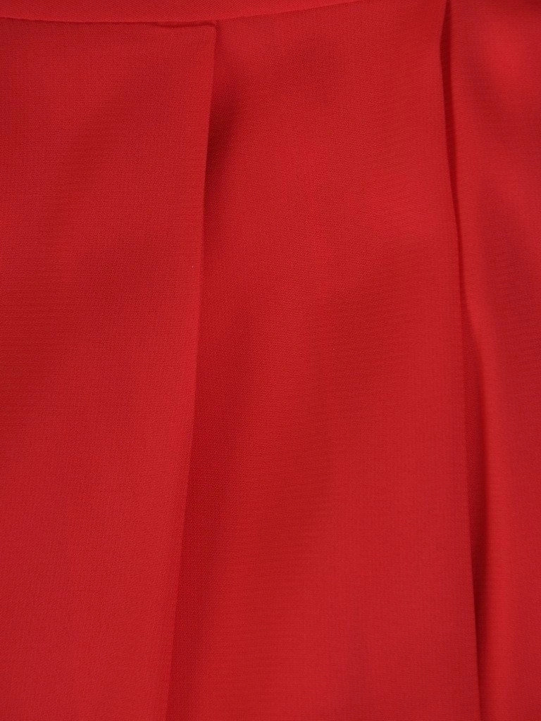 Koralowa sukienka wizytowa o rozkloszowanym fasonie – kobiecy krój z plisami wysmuklający sylwetkę 19756
