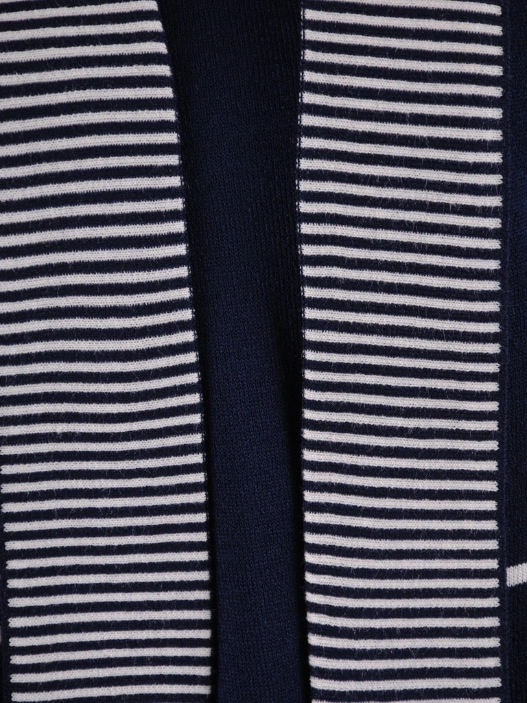 Granatowy sweter damski w paski o prostym kroju – praktyczny model 2w1 tuszujący biodra 38676