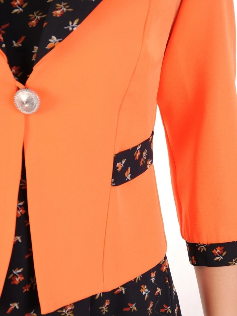 Elegancki komplet damski z sukienką w kwiaty i żakietem – wysmuklający krój z zaszewkami 33204