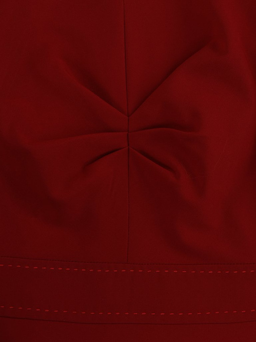 Sukienka damska Alberta IV, czerwona kreacja w fasonie maskującym biodra i uda.