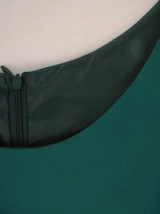 Elegancka sukienka rozkloszowana na święta w butelkowej zieleni – kokarda w pasie modeluje sylwetkę 26952