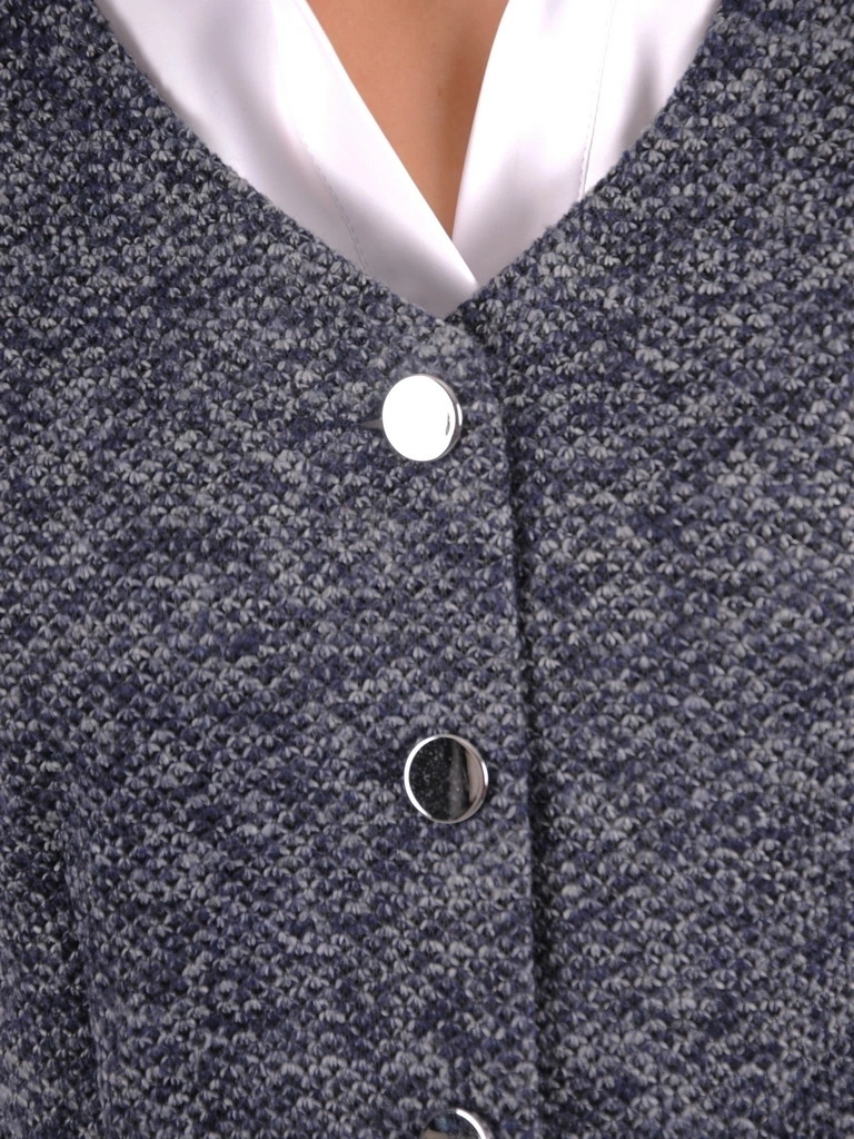 Elegancka sukienka midi bez rękawów granatowa – prosty fason z kieszeniami i guzikami 37236
