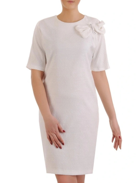 Elegancka sukienka midi tuba w odcieniu ecru – fason wysmuklający sylwetkę z ozdobną kokardą 9845