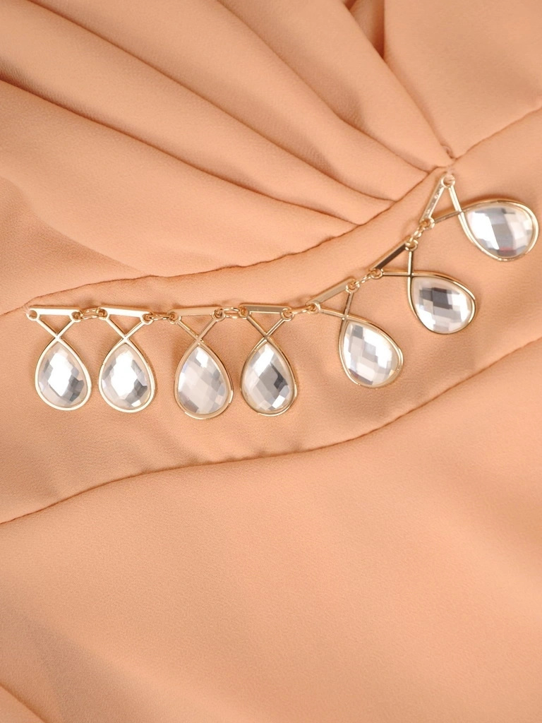 Elegancka beżowa sukienka wizytowa maxi – asymetryczny fason z ozdobną aplikacją i kopertowym dekoltem 30904