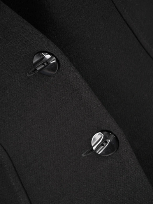 Elegancka czarna garsonka damska ze spódnicą – prosty fason z żakietem zapinanym na guziki 38013