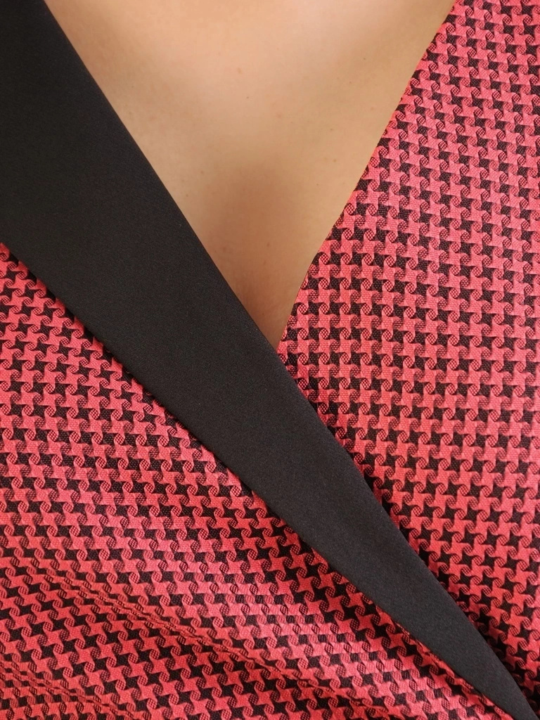 Bordowa sukienka midi w pepitkę na jesień – kopertowy fason z wiązaniem wysmuklający sylwetkę 34681