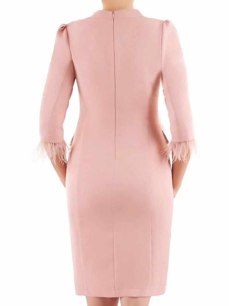 Elegancka sukienka wizytowa midi pudrowy róż – prosty fason z piórkami modelujący sylwetkę 35670