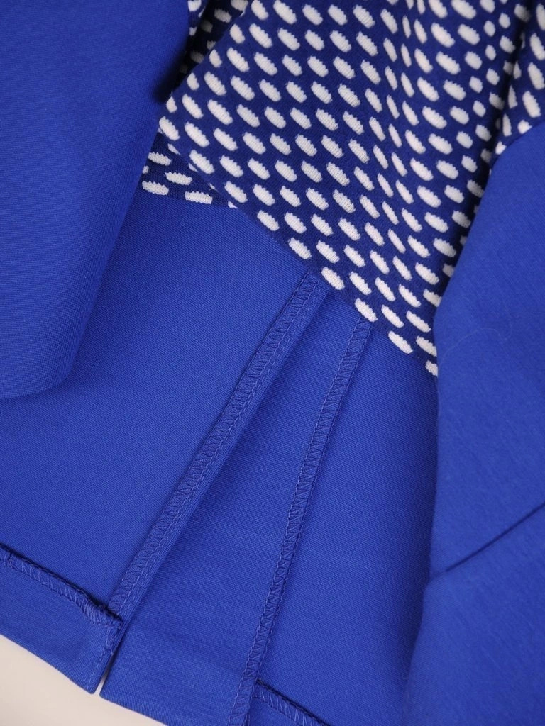 Chabrowa sukienka z długim rękawem we wzór – prosty fason z dekoltem łódka 29754