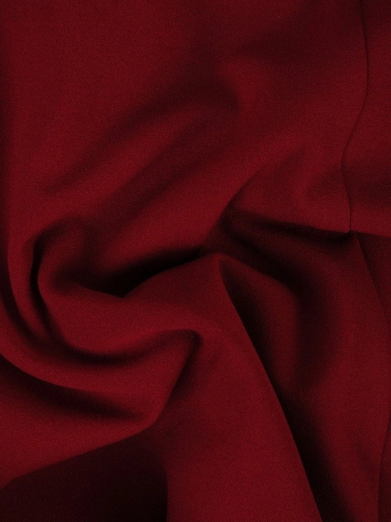 Elegancka dzianinowa sukienka trapezowa bordo – wysmuklający krój midi z dekoltem w serek 18118