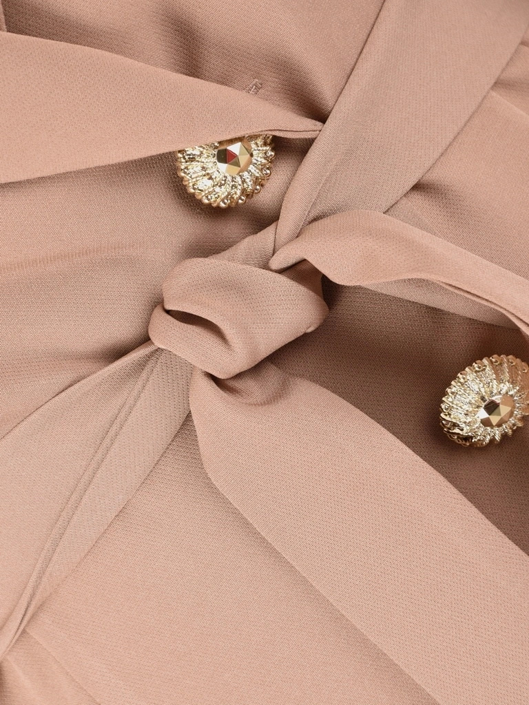 Elegancki garnitur damski na wesele cappuccino – prosty fason ze spodniami i paskiem 41906