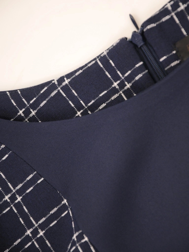 Granatowa sukienka midi w kratę z długim rękawem – elegancki, prosty fason modelujący sylwetkę 31343