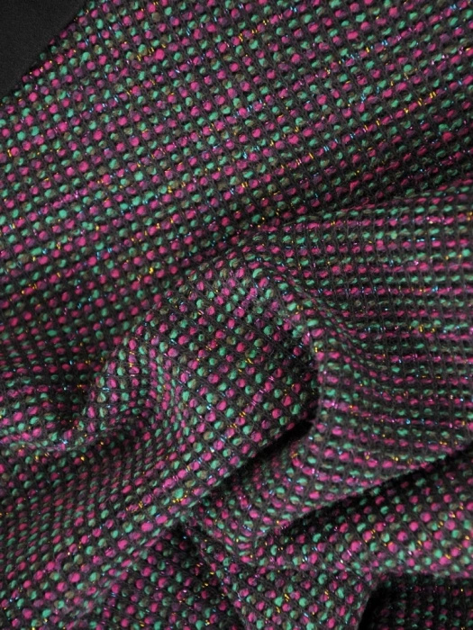 Elegancka czarna sukienka midi z rękawem 3/4 – optycznie wysmuklające wstawki i prosty fason 37090