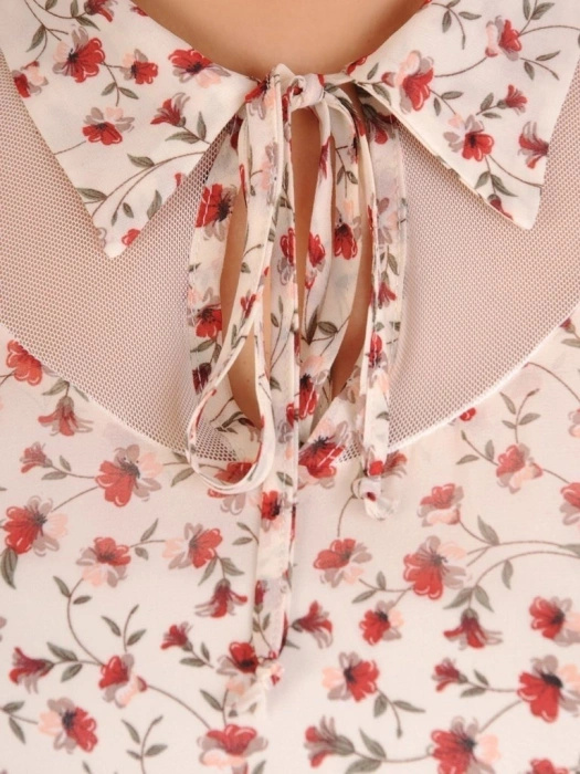 Elegancka sukienka trapezowa midi w kwiaty – swobodny krój maskujący biodra 28214