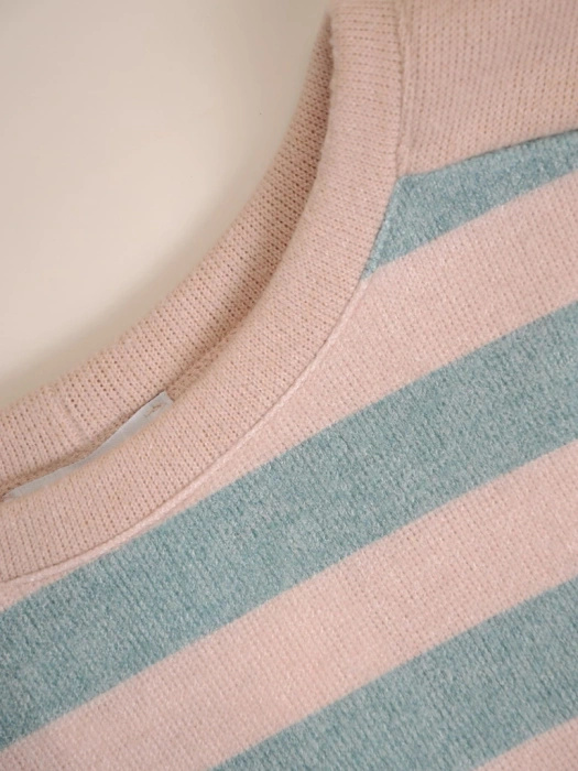 Elegancki sweter damski w beżowo-turkusowe paski – prosty krój z wysmuklającymi wstawkami 34825