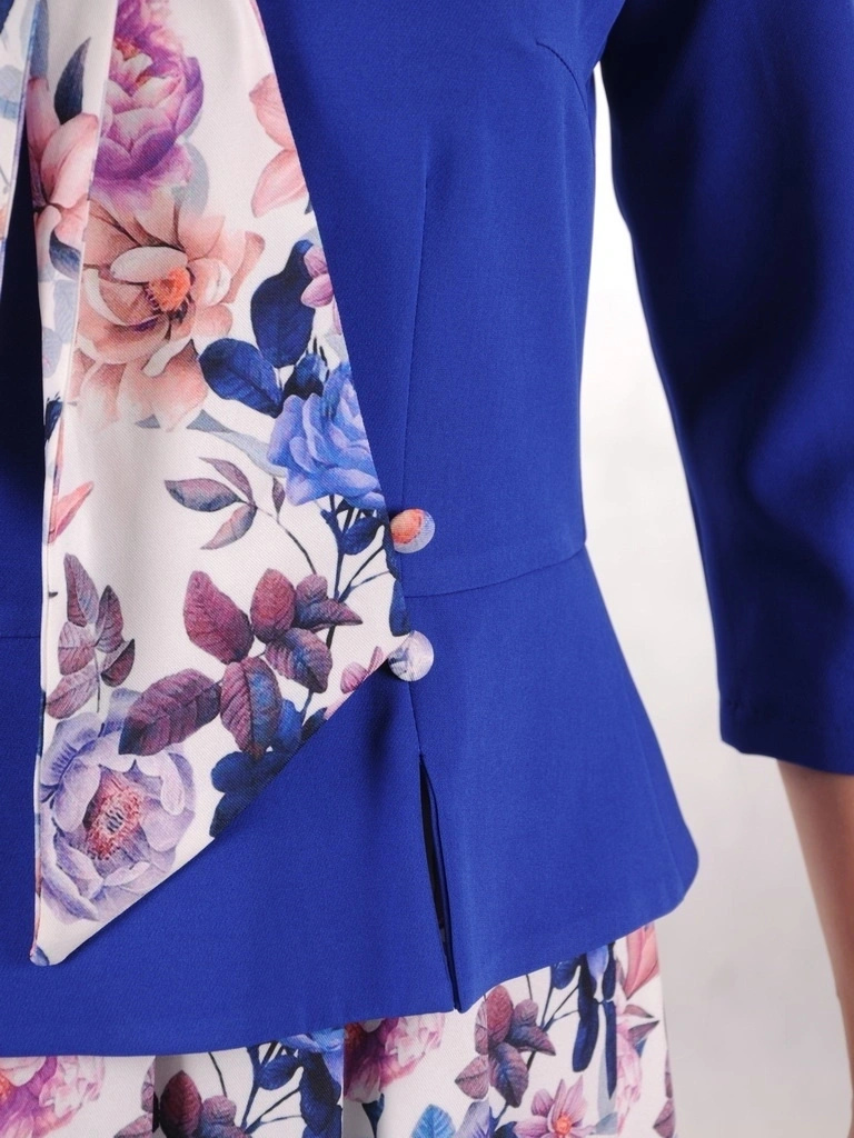 Elegancka sukienka rozkloszowana midi w kwiaty z rękawem 3/4 – kobiecy krój z baskinką modelujący sylwetkę 35905