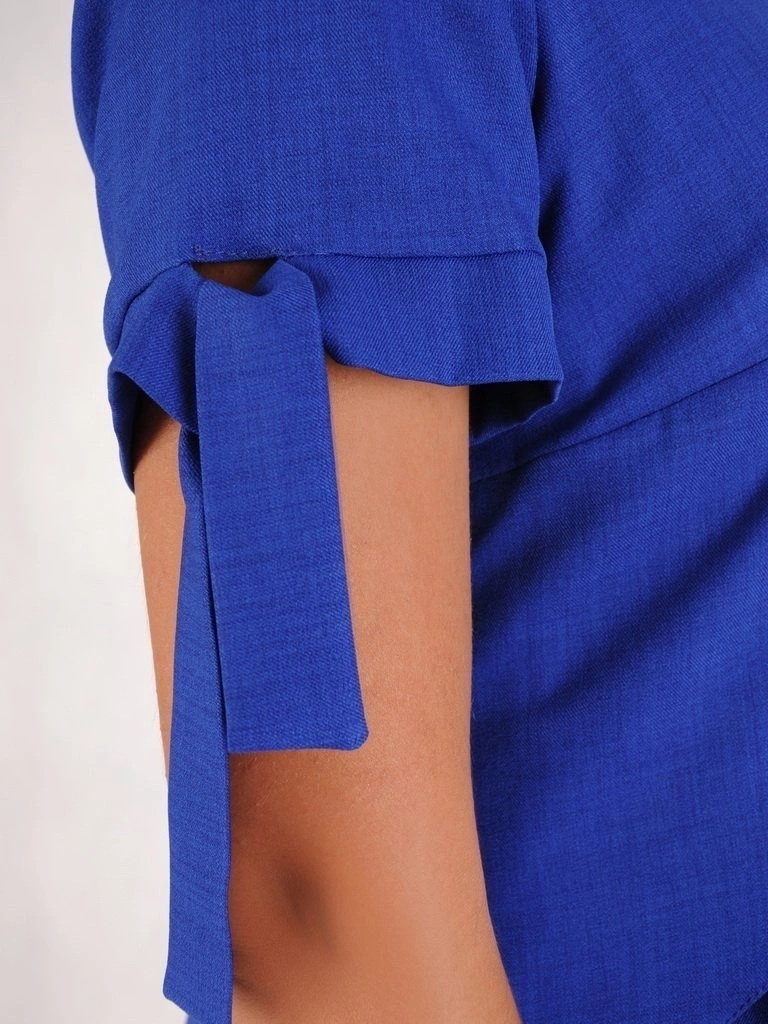 Elegancka chabrowa sukienka trapezowa na lato – lekki, swobodny fason z ozdobnym wiązaniem 26527
