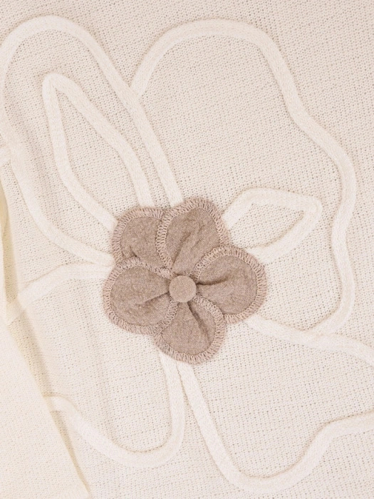 Elegancki beżowy sweter damski w kwiaty – swobodny prosty fason z bocznymi rozcięciami 40827