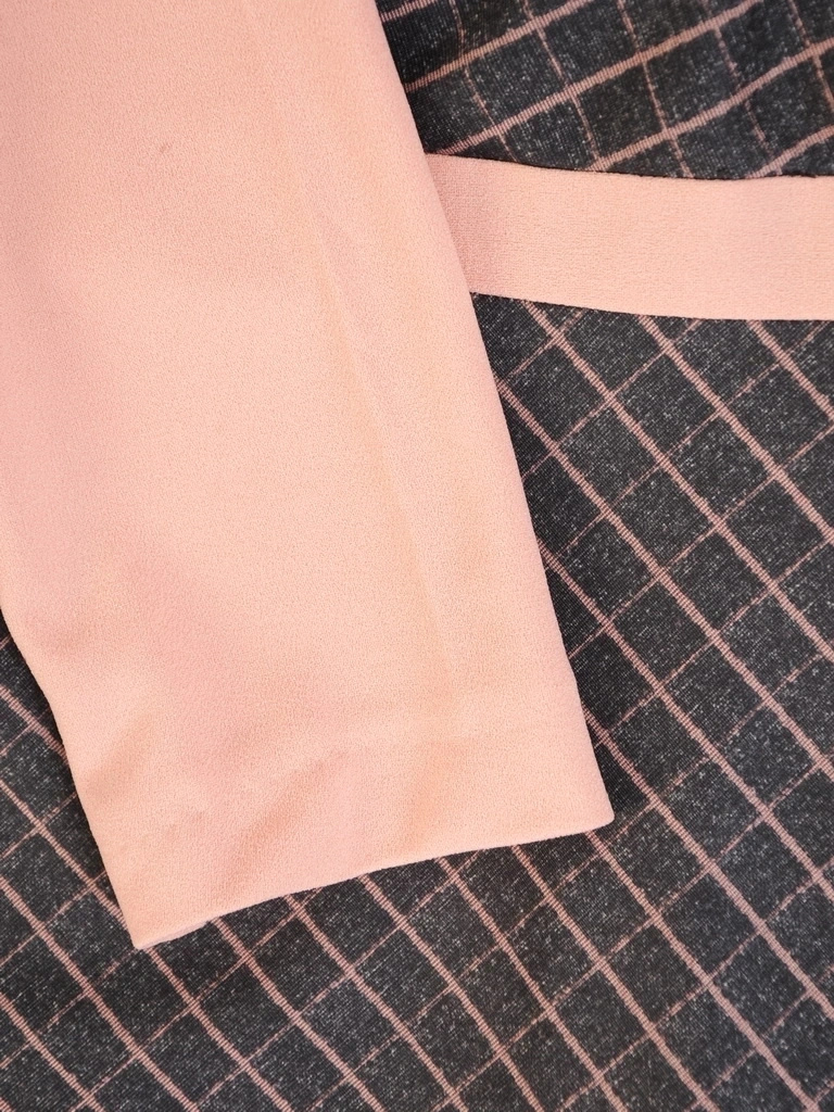 Elegancka sukienka rozkloszowana w kratę z długim rękawem – kobiecy fason z paskiem wysmuklającym sylwetkę 34833