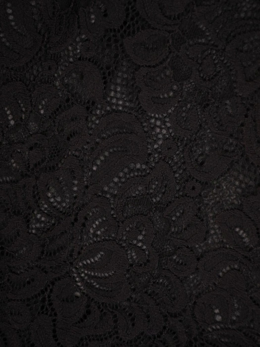 Elegancka czarna sukienka trapezowa midi w kwiaty – swobodny krój z ozdobnymi falbanami 27386
