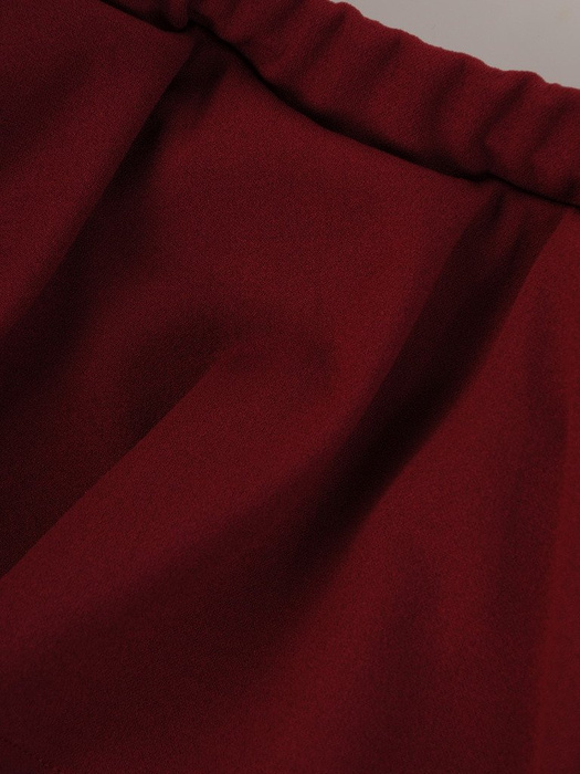 Elegancka sukienka z dekoltem carmen, bordowa kreacja odsłaniająca ramiona 22430