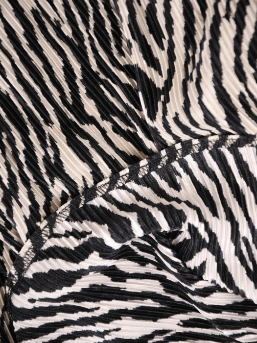 Rozkloszowana czarno-beżowa sukienka maxi w zebrę – wysmuklająca kreacja z kołnierzem i dekoltem serek 39232