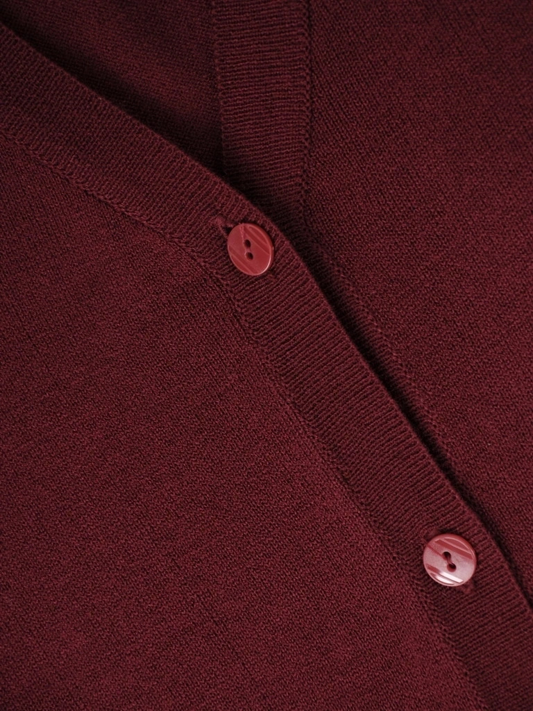 Bordowy sweter damski rozpinany o prostym kroju – elegancki model z kieszeniami i dekoltem w serek 38970