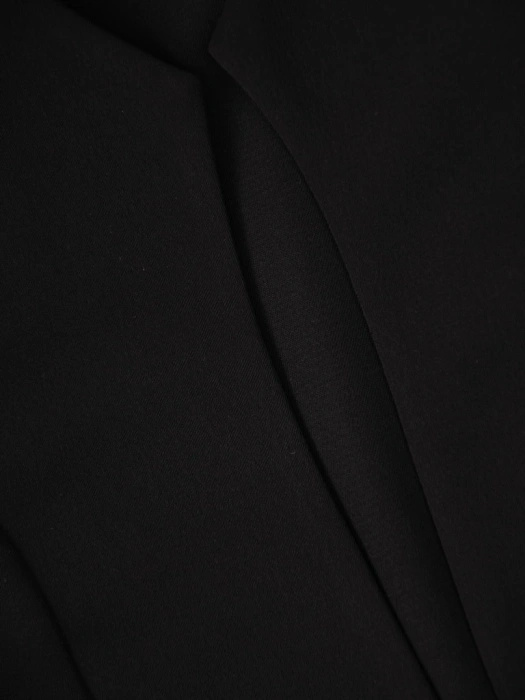 Elegancki kostium damski ze spódnicą w kolorze czarnym – prosty fason z koronką 35600