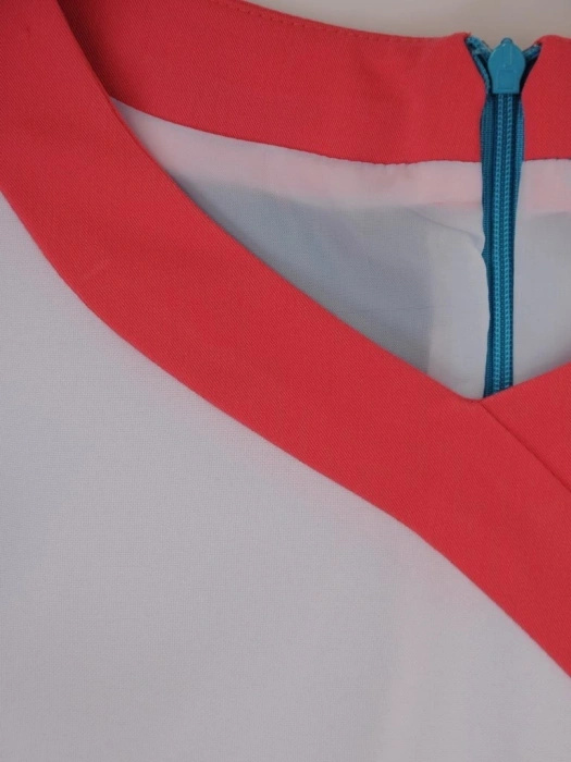Szmaragdowa sukienka wizytowa z krótkim rękawem i dekoltem w serek – prosty krój optycznie wysmuklający sylwetkę 6211