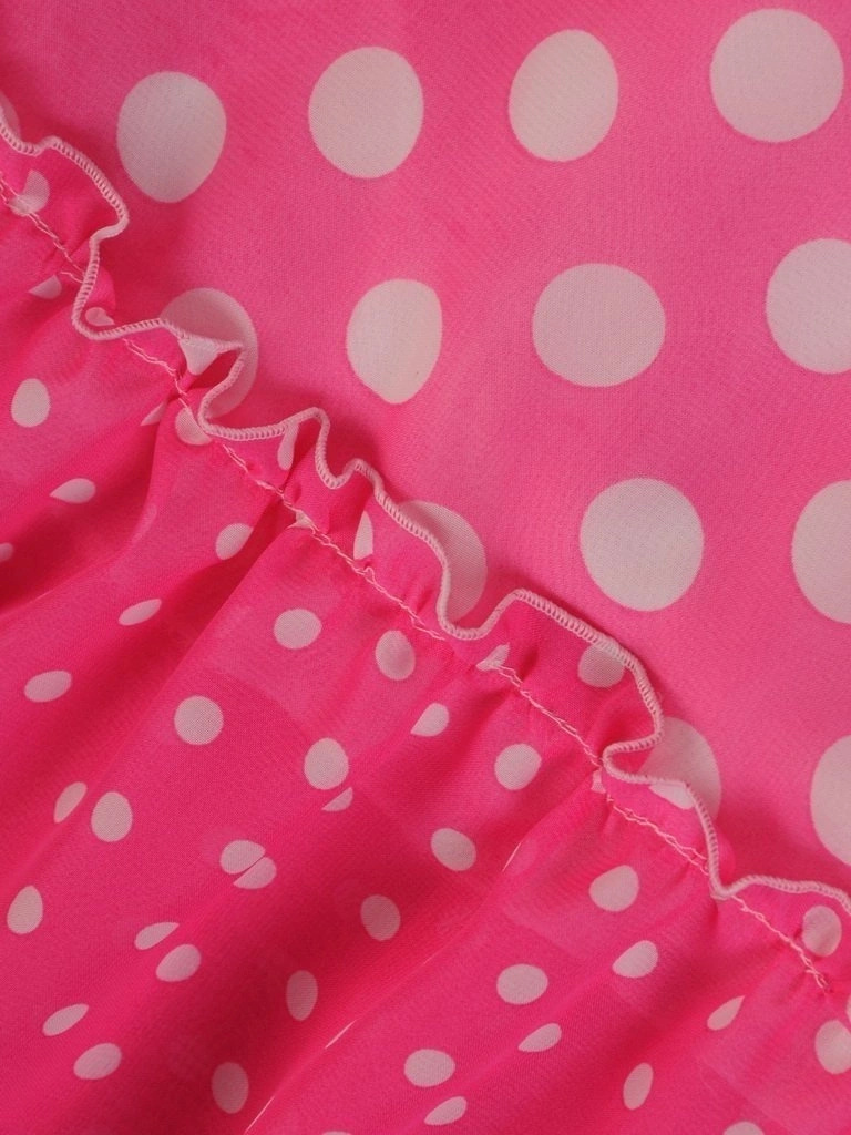 Różowa trapezowa sukienka midi w groszki – lekka kreacja z falbaną i dekoltem w serek 26120