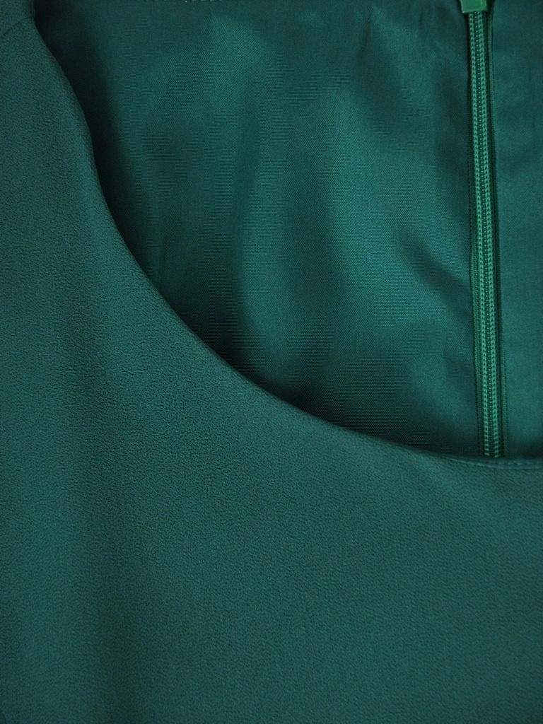Elegancka sukienka rozkloszowana midi w tonacji butelkowej zieleni – zwiewna narzutka i ozdobne rozcięcia 39786