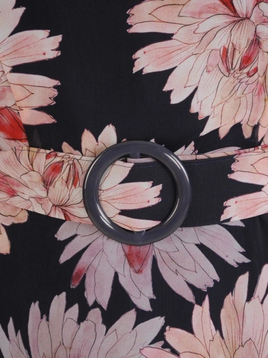 Elegancka granatowa sukienka rozkloszowana w kwiaty – kobiecy fason z paskiem podkreślający talię 26957