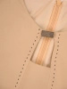 Elegancka beżowa sukienka trapezowa z rękawem 3/4 – ozdobna broszka i praktyczne kieszenie 31243