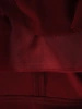 Wizytowa sukienka trapezowa bordowa – maskujący krój z ozdobną kontrafałdą i broszką 19102