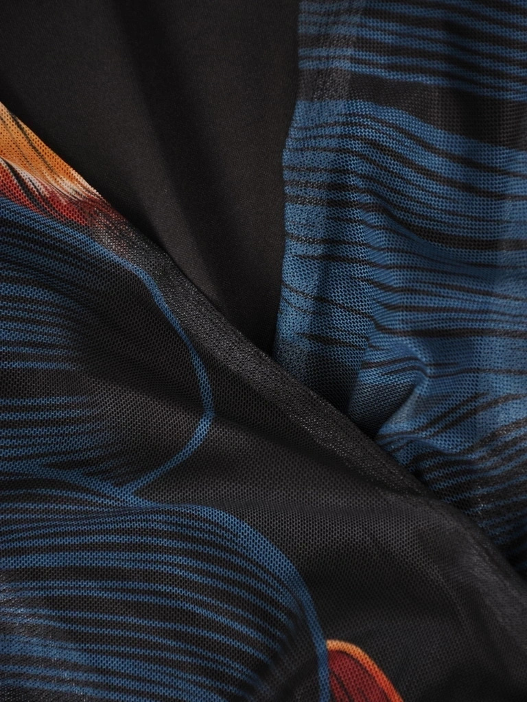 Elegancka czarna sukienka rozkloszowana maxi w kwiaty – wygodna gumka w pasie akcentująca talię 37082