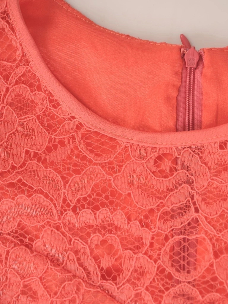 Koralowa sukienka maxi z plisowanym dołem – rozkloszowany fason z dekoltem łódka 37706
