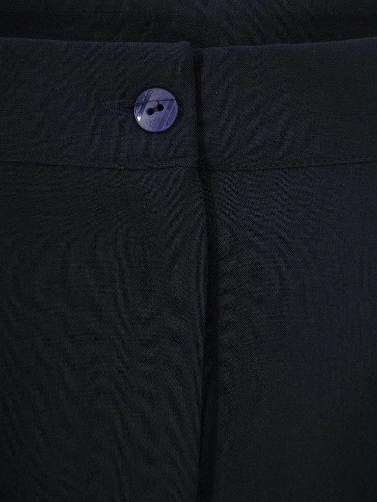 Granatowy garnitur damski na wesele ze spodniami – prosty krój z eleganckim kantem 24860